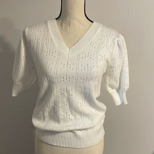 White eyelet puffy sleeve top 🤩 thick like a sweater super super soft beautiful